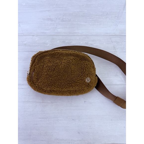 Lululemon Everywhere Belt Bag Fleece Sherpa Burnt Caramel 2L Travel Outdoor - Picture 1 of 13